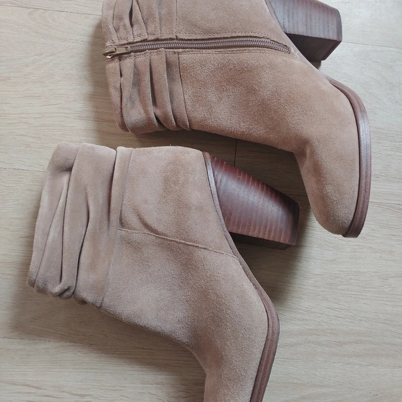 Vince Camuto Hesta Round Toe Suede  Ankle Boots - Picture 1 of 8